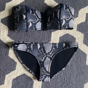 Triangl snakeskin bikini